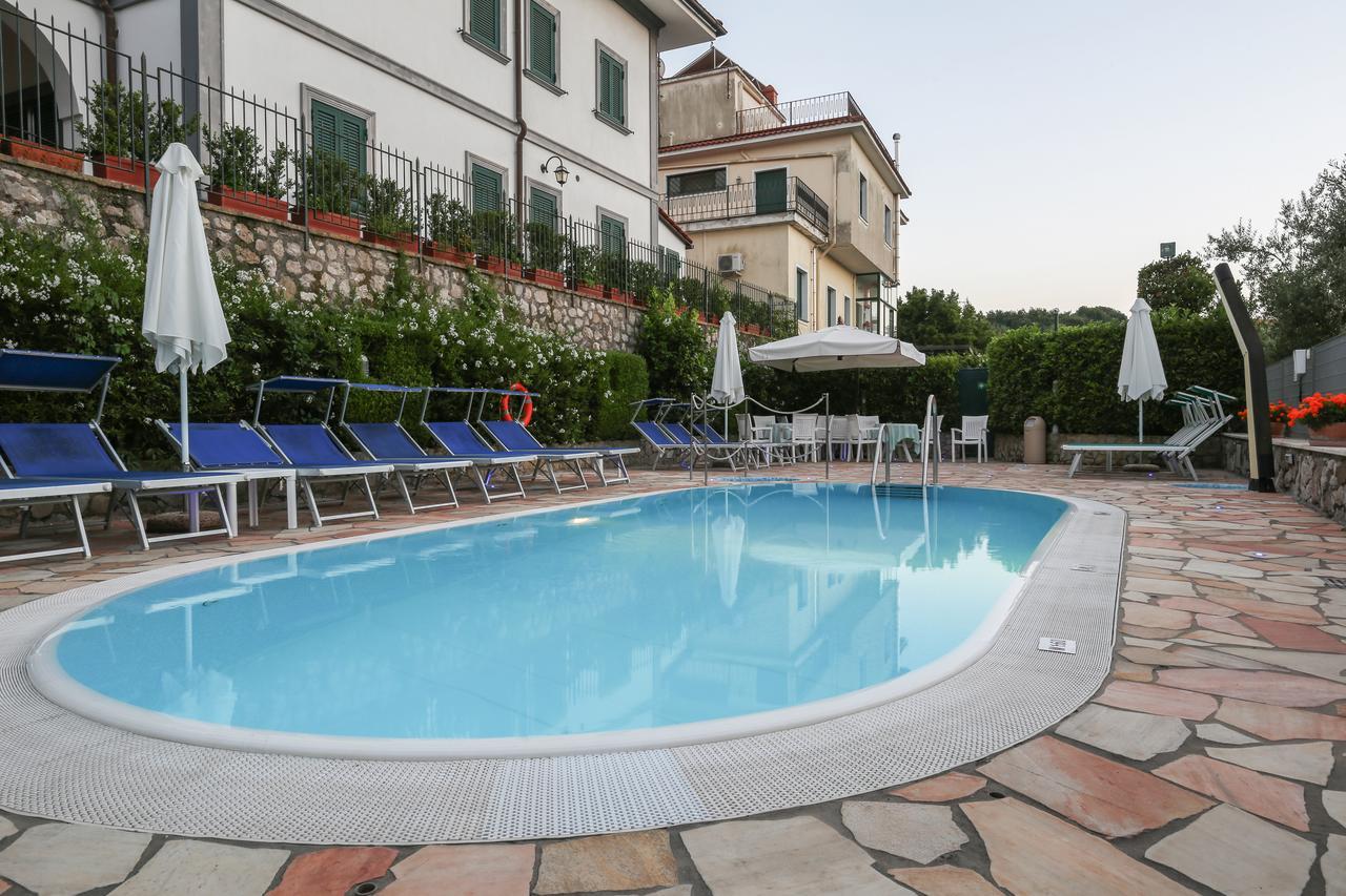 Hotel La Pergoletta Sant'Agata sui due Golfi Exterior photo